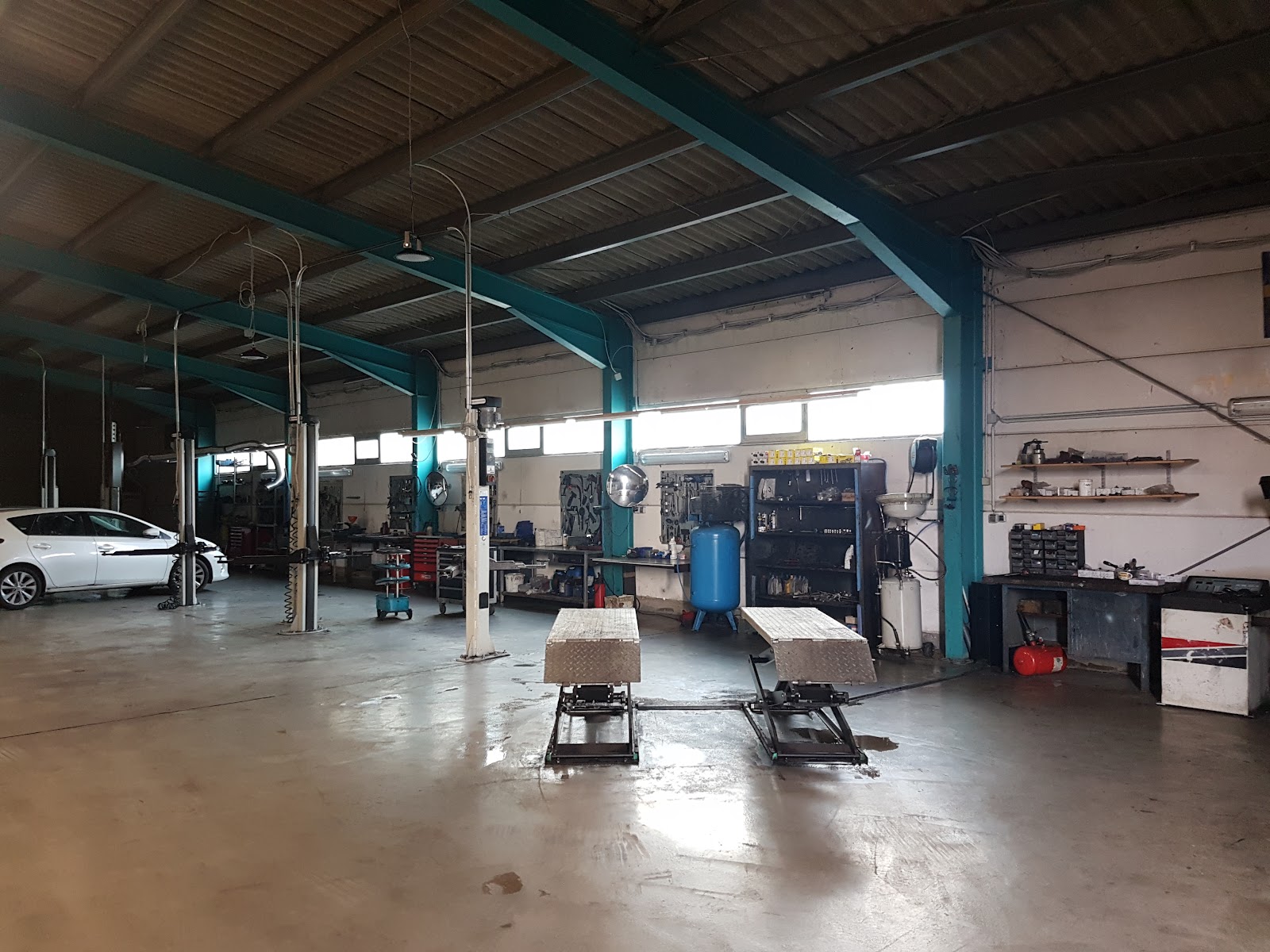 Werkstatthalle von SBN-Autoservice in Köln-Zollstock