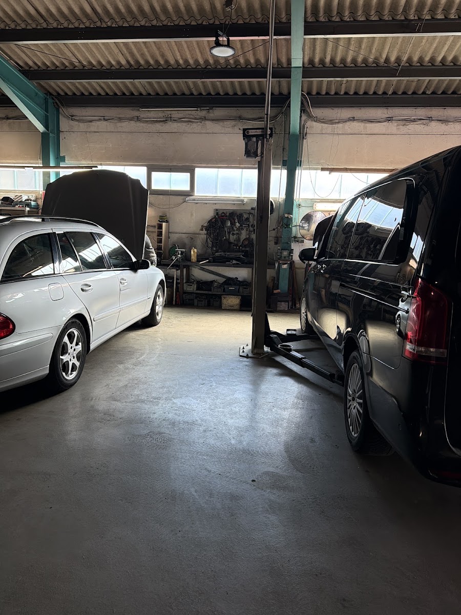 Fahrzeuge in der Werkstatthalle von SBN-Autoservice
