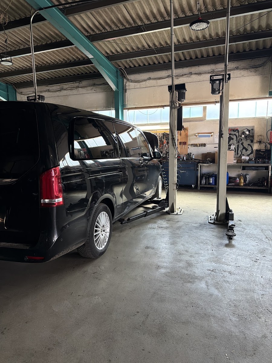 Mercedes V-Klasse auf der Hebebühne