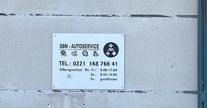 Eigenes Werkstattschild von SBN-Autoservice mit Telefonnummer und Öffnungszeiten